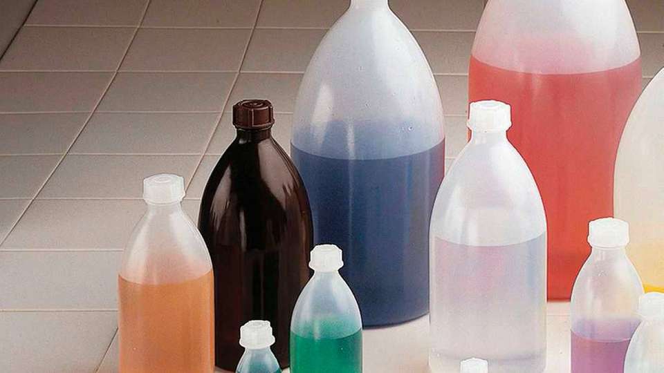 Für jede Chemikalie die richtige Plastikflasche Speziell fürs Labor bietet Reichelt Chemietechnik eine große Auswahl an Flaschen und Behältern aus Kunststoff mit verschiedenen Fassungsvolumina.