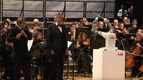 Der ABB-Roboter Yumi dirigierte das Konzert mit Andrea Bocelli in Pisa.