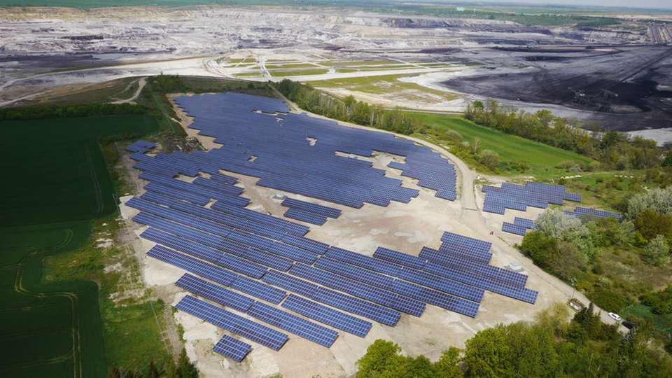 Drohnen-Luftaufnahme des Solarparks Draschwitz mit 5,2 MWp, den Eon in Deutschland realisiert hat.