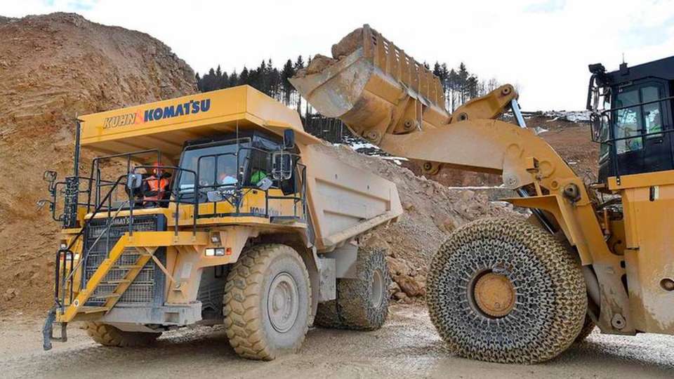 Vier Schaufelfüllungen, die jeweils 15 Tonnen Gestein fassen, beladen den 110-Tonnen-Dumper komplett.