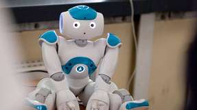Bisher ging es in der Forschung darum, dass Humanoide Roboter wie der NAO sogenannte emotionale Intelligenz entwickeln, um mit Menschen zu interagieren. Nun wurden diese Assistenzroboter von Probanden als menschenähnlicher wahrgenommen - wenn sie Blickkontakt halten.