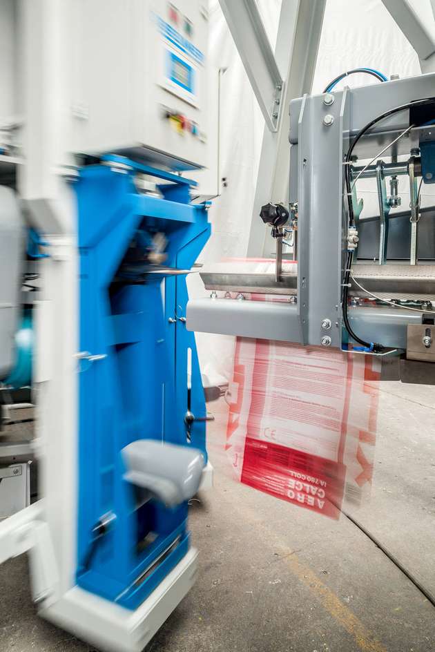 Der Sackaufstecker schießt den Ventilsack präzise auf einen der Füllstutzen des Beumer Fillpac R auf.