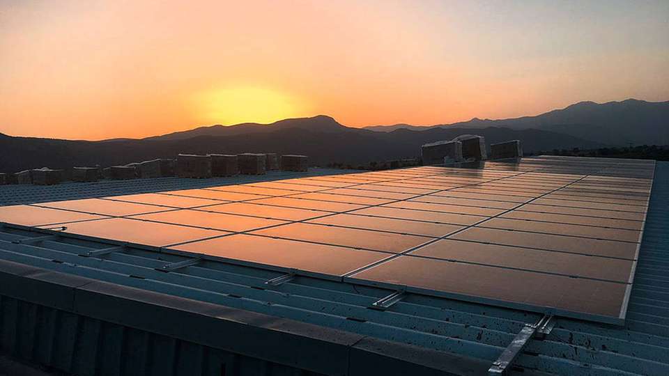 Das On-Roof-PV-System wurde nun in Burdur in Betrieb genommen.
