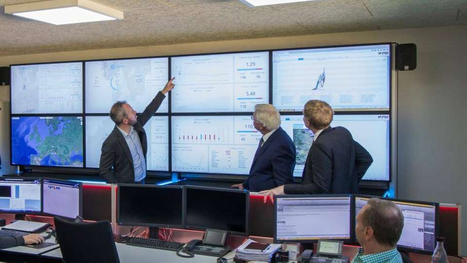 Die Delegation um Bundespräsident Steinmeier hat unter anderem die erste in Schleswig-Holstein entwickelte und installierte Power-to-Gas-Anlage der Megawattklasse besichtigt. Hier sind sie in der Leitwarte.