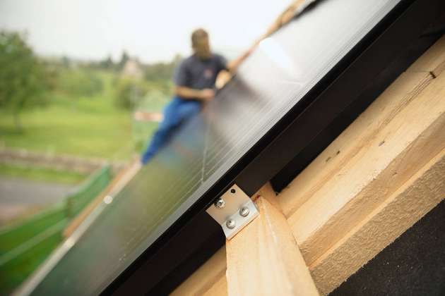 Die Indach-Module sind so groß wie gängige Solarmodule und ersetzen die gängige Dacheindeckung.