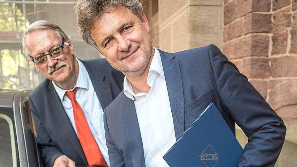 Einweihung einer Ladestation für Elektro-Fahrzeuge durch den Karlsruher Oberbürgermeister Dr. Frank Mentrup (vorne) und den Hausherrn, Dr. Friedrich Georg Hoepfner.