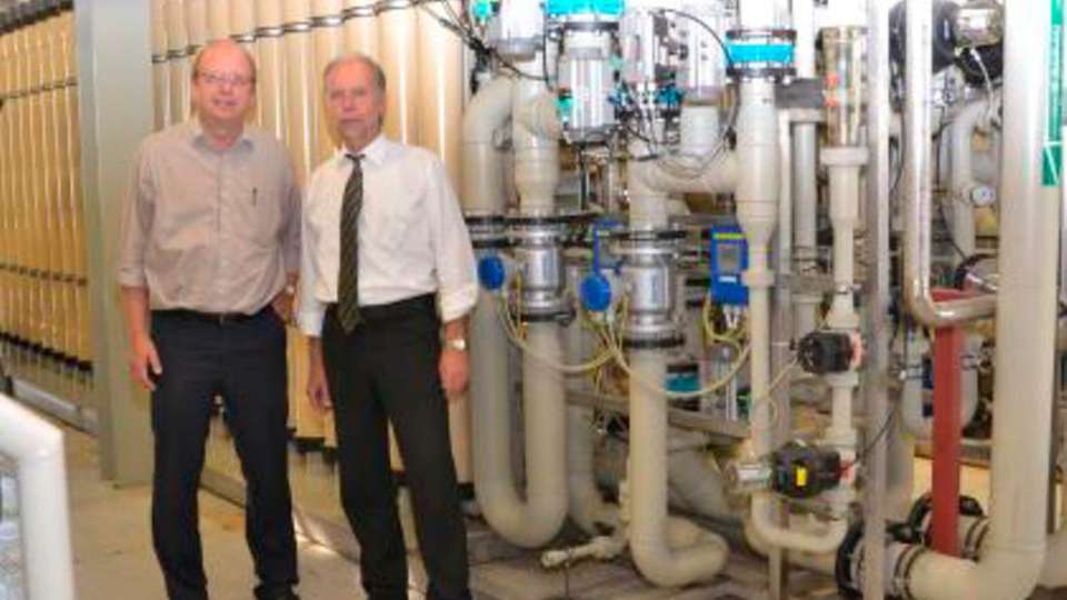 
                        
                        
                          Dr. Herbert Rauscher (l.) und Dr. Joachim Lucas vor der Umkehrosmose-Anlage, Teil des Ufo-Projekts, das IGS zur Sicherung der Prozesswasserversorgung durchgeführt hat.
                        
                      