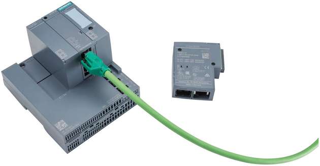 Der Switch Scalance XF204-2BA mit zwei Busadaptern zum Einsatz in der Prozessindustrie