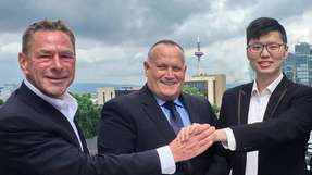 Wollen mit der neugegründeten Mornsun Power GmbH die Vor-Ort-Unterstützung zentraleuropäischer Stromversorgungsanwender optimieren (v.l.): Bernd Förster (Executive President SE Spezial-Electronic), Rolf Aschhoff (Geschäftsführer Mornsun Power) und Tiger Li (Geschäftsführer Mornsun Power.