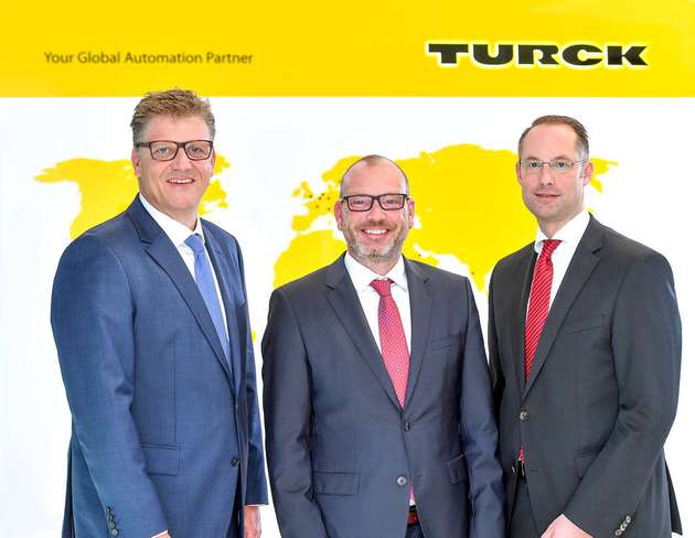 Die Geschäftsführung der Turck-Holding setzt sich ab März 2018 aus Christian Wolf (Vertrieb & Marketing, rechts im Bild), Christian Pauli (Finanzen & IT, links im Bild) und Guido Frohnhaus (Fertigung & Entwicklung, Bildmitte) zusammen.