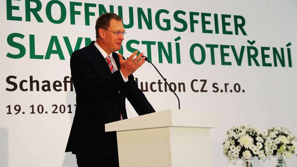 Oliver Jung, Schaeffler-Vorstand für Produktion, Logistik und Einkauf, erklärte bei der Eröffnungszeremonie, dass die Schaeffler Gruppe mit dem neuen Werk in Svitavy den ohnehin sehr starken osteuropäischen Werkeverbund weiter stärkt.