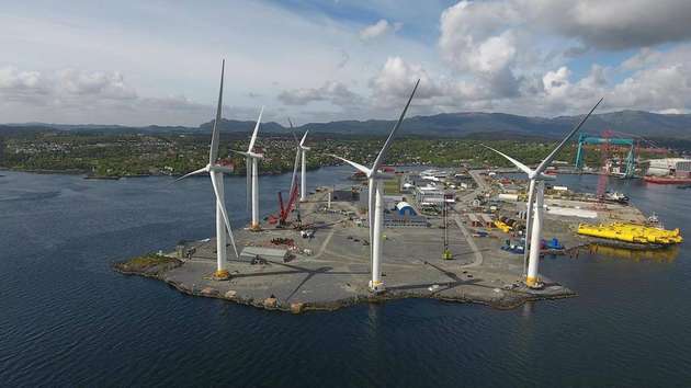 Die Turbinen für den Windpark wurden an Land montiert.
