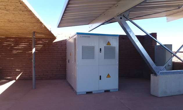 Weitab vom Stromnetz sorgt der Speicher des Hotels dafür, dass immer ausreichend Energie für die Hotelgäste vorhanden ist.