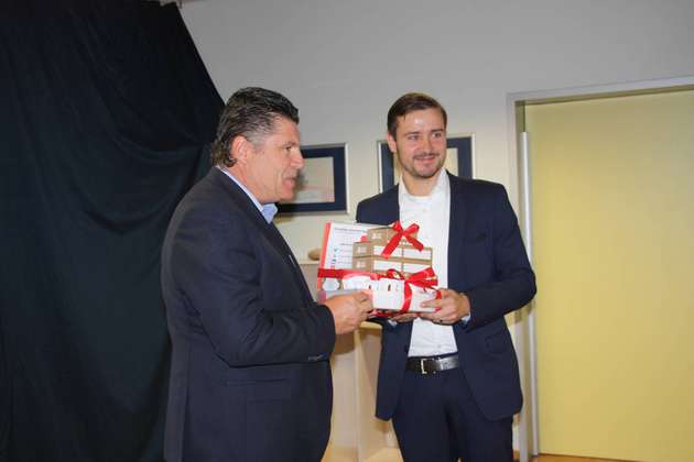 Oliver Konz (li.), CEO von Würth Elektronik eiSos, übergibt die Minicomputer an Stefan Rauner, Abteilungsleiter bei der Freien Schule Anne-Sophie.