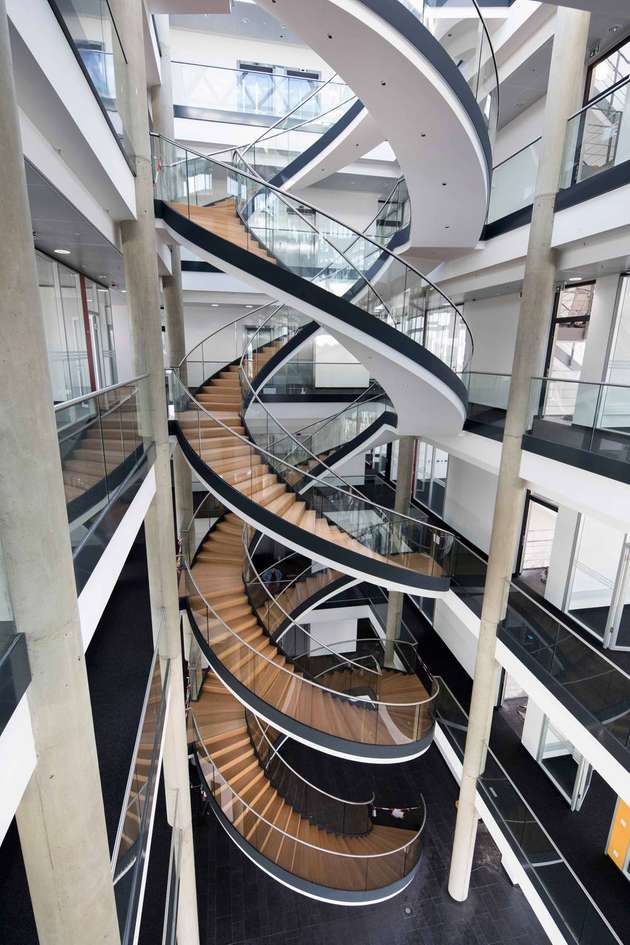 Ein besonderes architektonisches Highlight ist die doppelt geschwungene Treppe, die die sechs Ebenen miteinander verbindet. 