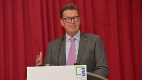 Dr. Klaus Schäfer, CTO und Arbeitsdirektor von Covestro spricht beim Deutschen Chemie Preis des VAA.