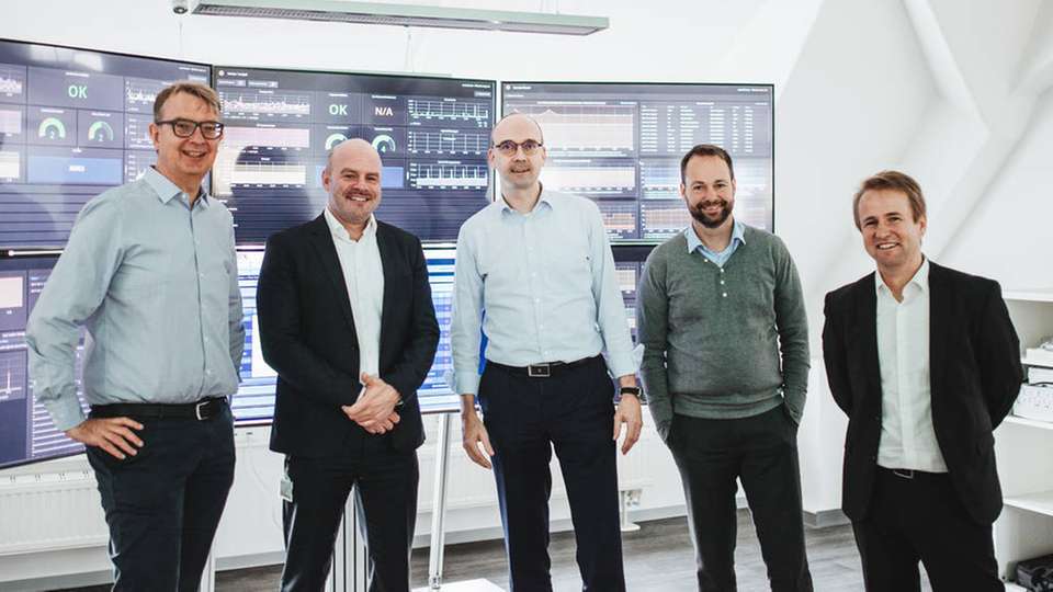 Carl-Ernst Giesting (Leiter B2B, Innogy), Tim Ulbricht (Geschäftsführer, Kiwigrid), Martin Herrmann (COO Vertrieb, Innogy), Carsten Bether (Beirat und Gründer Kiwigrid) und Matthias Hertel (Geschäftsführer Kiwigrid) im Service- und Operationbereich von Kiwigrid (v. l. n. r.)