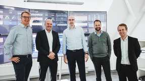 Carl-Ernst Giesting (Leiter B2B, Innogy), Tim Ulbricht (Geschäftsführer, Kiwigrid), Martin Herrmann (COO Vertrieb, Innogy), Carsten Bether (Beirat und Gründer Kiwigrid) und Matthias Hertel (Geschäftsführer Kiwigrid) im Service- und Operationbereich von Kiwigrid (v. l. n. r.)