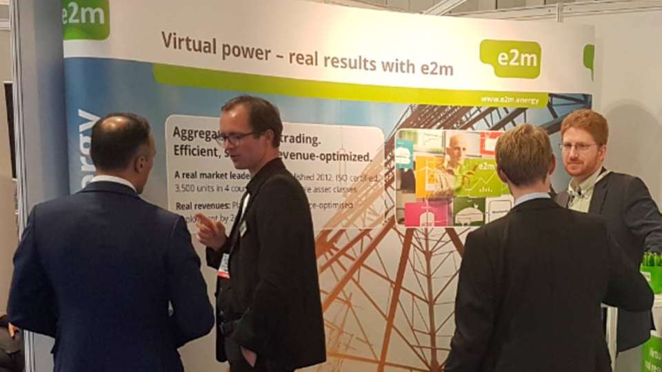 e2m-Experten für den englischen Markt: Marc Uhlig (links) und Russell Ellis (rechts), im Gespräch mit Messebesuchern auf der Solar & Storage in Birmingham.