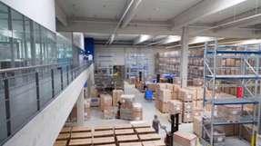 Die Büroempore mit Rundumsicht in der neuen Logistikhalle soll vor allem die Zusammenarbeit zwischen Verwaltung und operativem Bereich erleichtern.