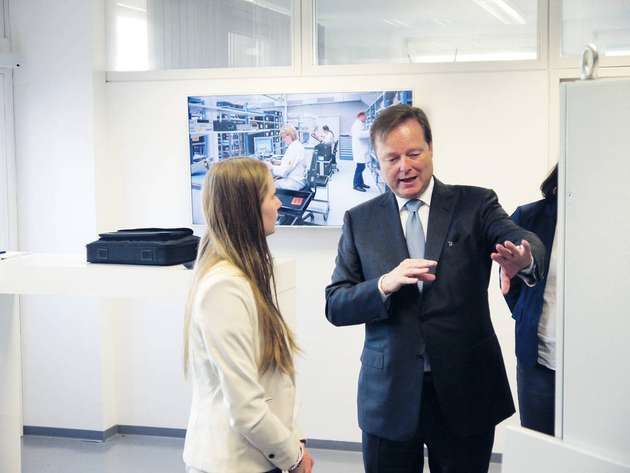 Udo Lütze, Inhaber der Luetze International Group, und Sarah Schönfelder (Auszubildende zur Mechatronikerin bei Audi) im Gespräch über Energieeffizienz im Schaltschrank.