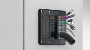 Die Flanschplatte KDS-FP für flexibles Kabelmanagement bei Schutzart IP66 