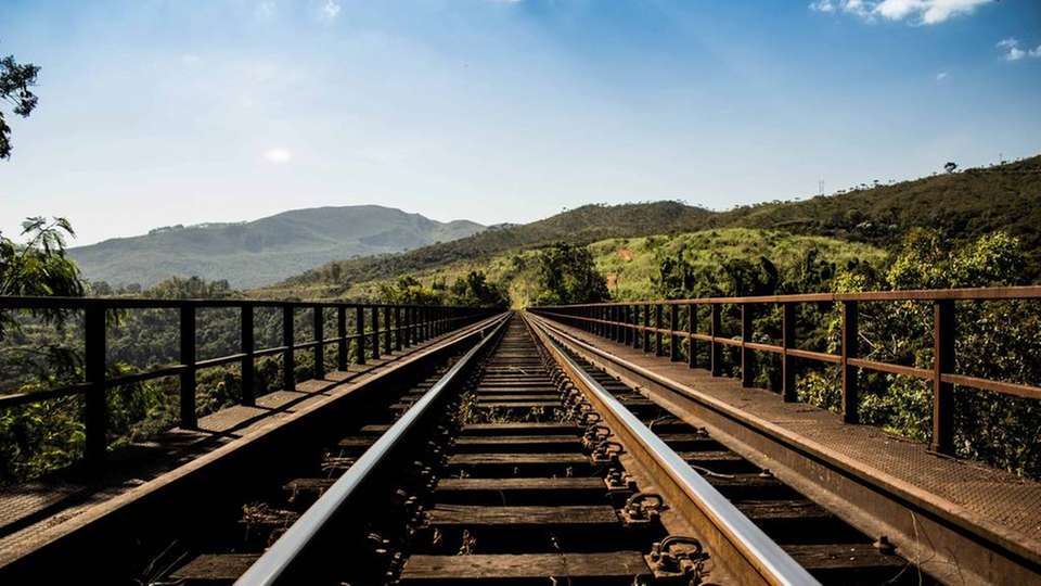 Der Twilight Express Mizukaze fährt mithilfe von GS Yuasa-Batterien als rollendes Hotel durch Japans Landschaft.