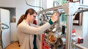 Empa-Forscherin Gabriela Borin Barin verdampft speziell angefertigte Moleküle im Hochvakuum, um die Graphen-Nanobänder wachsen zu lassen.