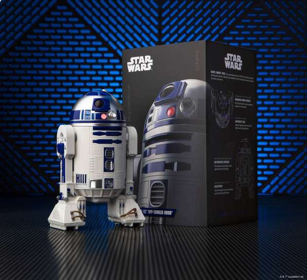 R2D2 wird zu deinem Gefährten! Nutzer können zu einer weit entfernten Galaxie reisen, indem sie den Droiden mit der dazu passenden Star Wars Droids Sphero App verbinden und erleben, wie er auf Befehle reagiert. Kontrolliert mit einem smarten Gerät, steuern Fans R2-D2, schauen mit ihm zusammen Star Wars Filme und erforschen holographische Simulationen. Preis: 149,99 Euro.