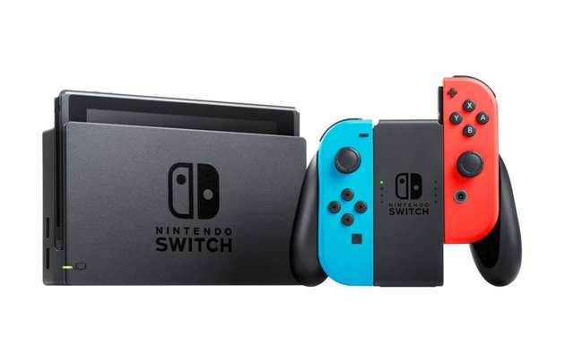 Nintendo Switch ist eine Spielkonsole, die sowohl als stationäre Konsole am Fernseher fungiert als auch als Handheld-Konsole mit abnehmbaren Steuerungskomponenten. Flexibilität ist damit auf jeden Fall garantiert. Preis: 379,00 €.