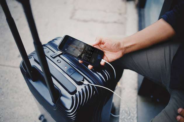 Bluesmart ist ein Reisesystem inklusive einer mobilen App, die alle Reiseinformationen verwaltet. Mit dem Smart Luggage System wissen Reisende jederzeit, wo sich all ihre Habseligkeiten befinden und müssen sich nie wieder mit verlorenen Sachen herumschlagen. Es hilft Reisenden, Gepäckgebühren für Übergewicht zu vermeiden und schützt die Taschen vor Diebstahl. Zusätzlich können
 alle Geräte, einschließlich Laptops, unterwegs mit Strom versorgt werden. Preis: Je nach Set-Größe: 630 Euro, 720 Euro, 970 Euro.