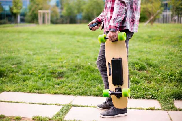 Das Elektro-Skateboard SK8 von ARCHOS ist 6,8 kg leicht, 75 cm lang und ultra-wendig für coole Manöver. Die emissionsfreie Fahrt kann mit dem 150-Watt-Motor mit Geschwindigkeiten von bis zu 15 km/h erfolgen. Beschleunigt und gebremst wird mit der Fernbedienung. Preis: 199 Euro.