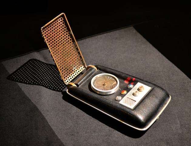 Scotty, beam mich hoch! Diese Originalgetreue Nachbildung eines Star Trek TOS Kommunikators von The Wand Company ist eine tragbare Kombination aus Bluetooth-Lautsprecher und Mikrophon. Sie ist als Freisprecheinrichtung nutzbar. Ladestation, Transportbox und Kunstlederhülle sind inklusive. Preis: 159,95 Euro.