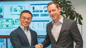 Kei Murakami, CEO von Linx (links) und Stefan Reuther, CSO von Copa-Data besiegeln die neue Kooperation mit einem Handschlag im Copa-Data-Hauptsitz in Salzburg.