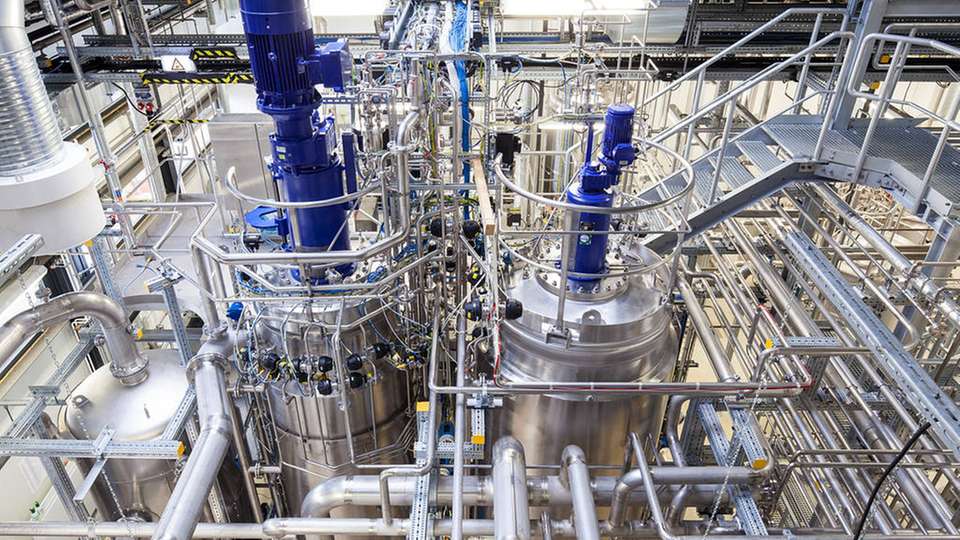 Der Grundbaustein für das neue bio-basierte kosmetische Polymer von Clariant wird in der Demonstrationsanlage von Global Bioreneregies in Leuna hergestellt.