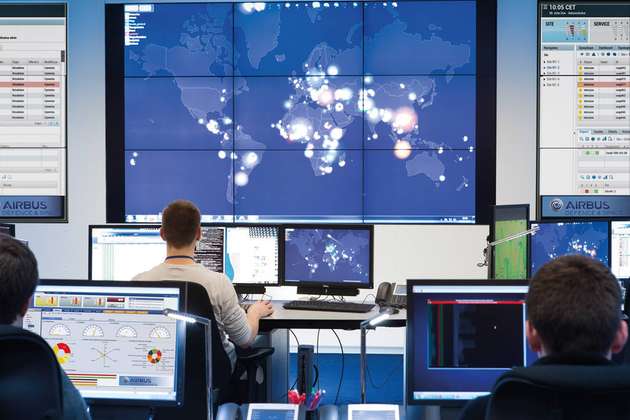 Ein Security Operation Center (SOC) hilft dabei, die IT-Infrastruktur zu überwachen. Es ist sozusagen eine sicherheitsbezogene Kommandobrücke, die Technologien, Prozesse und menschliche Security-Expertise zu einem ganzheitlichen Sicherheitsansatz koordiniert. 