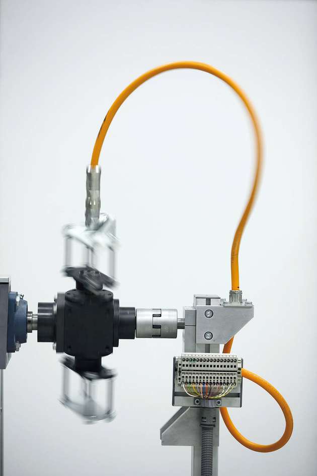 Ein-Kabel-Lösungen für Antriebe mit zentraler Steuerung übertragen sowohl Leistung als auch Daten über die Position und Drehzahl des Motors.