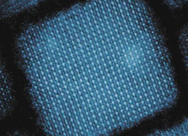 Ein Cäsium-Bleibromid-Nanokristall unter dem Elektronenmikroskop (Kristallbreite: 14 Nanometer). Einzelne Atome sind als Punkte sichtbar.