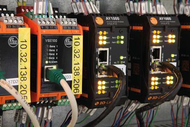 Links sind die Auswerteeinheiten für die Schwingungssensoren angebracht, rechts die IO-Link-Master, die die Sensorsignale an die übergeordneten Systeme weiterleiten.