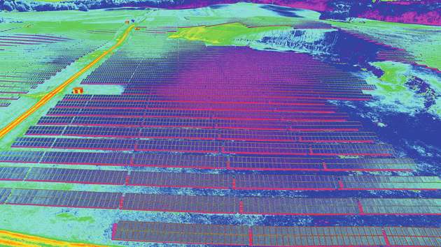 Genau im Blick: Drohnen mit Thermografie-Kameras bestückt eignen sich, um defekte Solarmodule ausfindig zu machen.