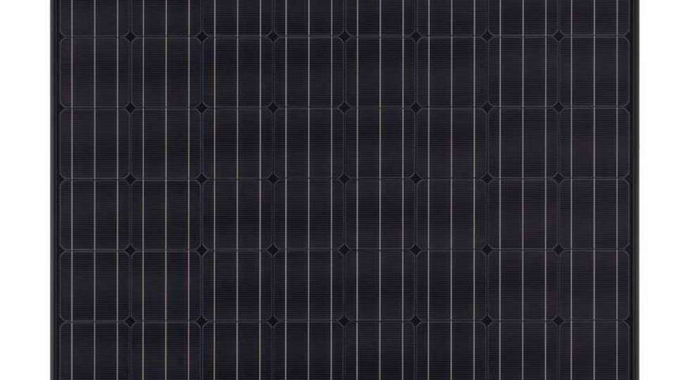 Das neue Solarmodul zeichnet sich durch seine komplett schwarze Optik aus.