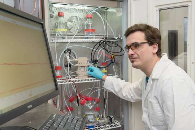 Die Elektrolyse dient dazu, Kohlendioxid mithilfe von Strom in Kohlenmonoxid umzuwandeln. Im zweiten Schritt werden aus dem CO über ein Fermentationsverfahren von Evonik Wertstoffe wie Butanol oder Hexanol erzeugt.