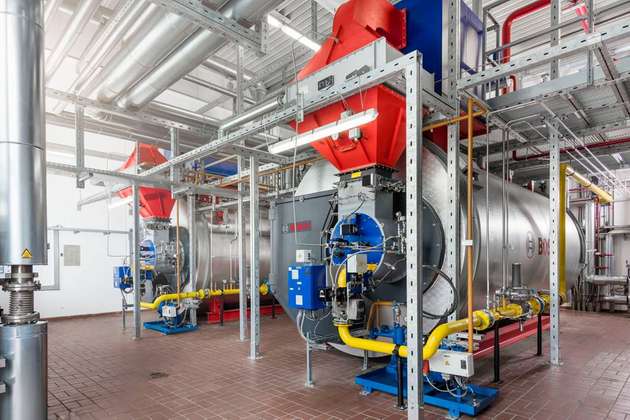 Die neuen Bosch-Dampfkessel produzieren zusammen fast 30 Tonnen Dampf pro Stunde für verschiedene Erhitzungsverfahren in der Molkerei.