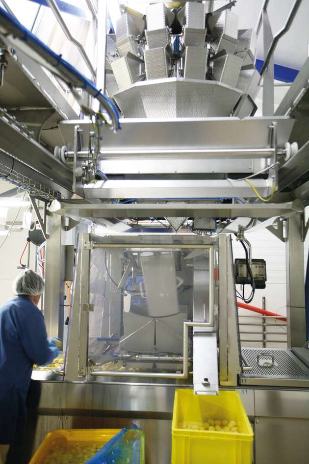 Die Verteileinheit unter der Waage kann mit verschiedenen Trichtersätzen ausgerüstet werden, um die jeweiligen Schalenformate zu befüllen.