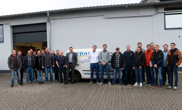 Das Team der Sybac Service GmbH am Standort Kehrig mit den Geschäftsführern der BayWa r.e. Operation Serivices GmBH.