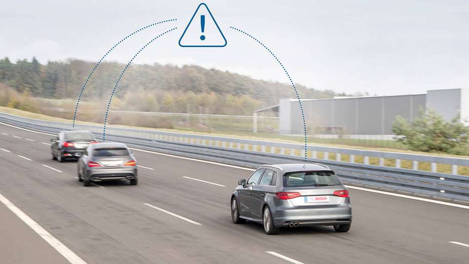 Die Mobilfunk-Kommunikation liefert zusätzliche Informationen, was beispielsweise in nicht einsehbaren Kreuzungsbereichen.