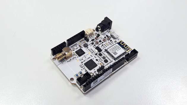 (1) IoT-Boards Der Distributor Arrow Electronics zeigt auf der Embedded World 2018 Boards speziell für IoT-Geräte. Eines davon ist das Tiger Board, eine Erweiterung der SmartEvery-
thing-Serie des Unternehmens. Es richtet sich sowohl an professionelle Entwickler als auch an die Makerszene und soll dabei helfen Ideen schnell in funktionierende Prototypen umzuwandeln. Das Tiger Board basiert auf der drahtlosen Multiprotokoll-MCU KW41 von NXP.