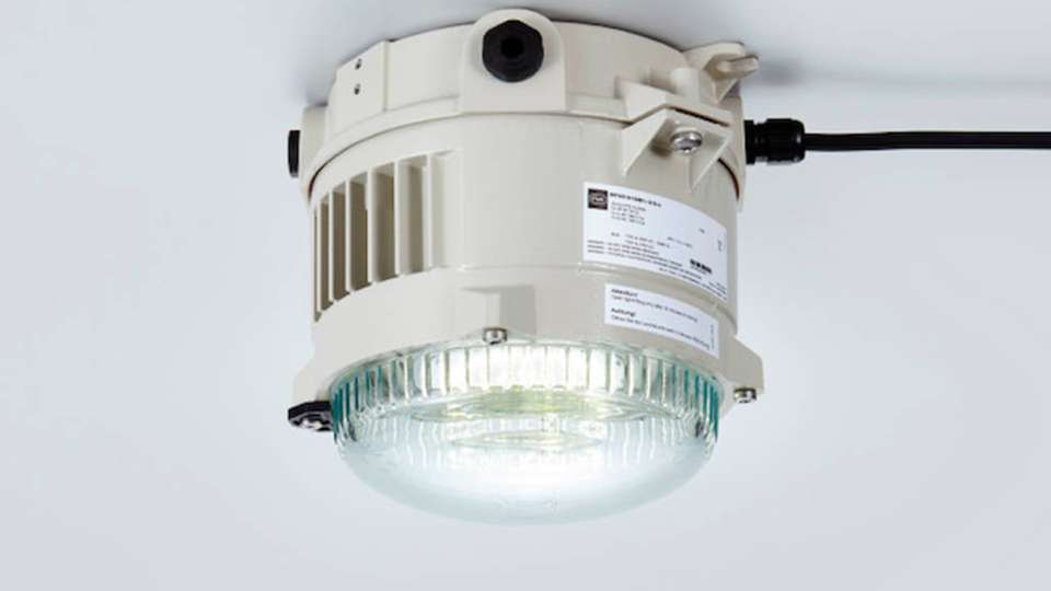 Die neuen wirtschaftlichen LED-Hängeleuchten von R. Stahl verbinden Lichteffizienz mit vielfältigen Montageoptionen.