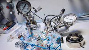 Rostocker Forscher haben unzählige Katalysatoren getestet und eine Variante entwickelt, die auf einem kostengünstigen Nicht-Edelmetall basiert.
