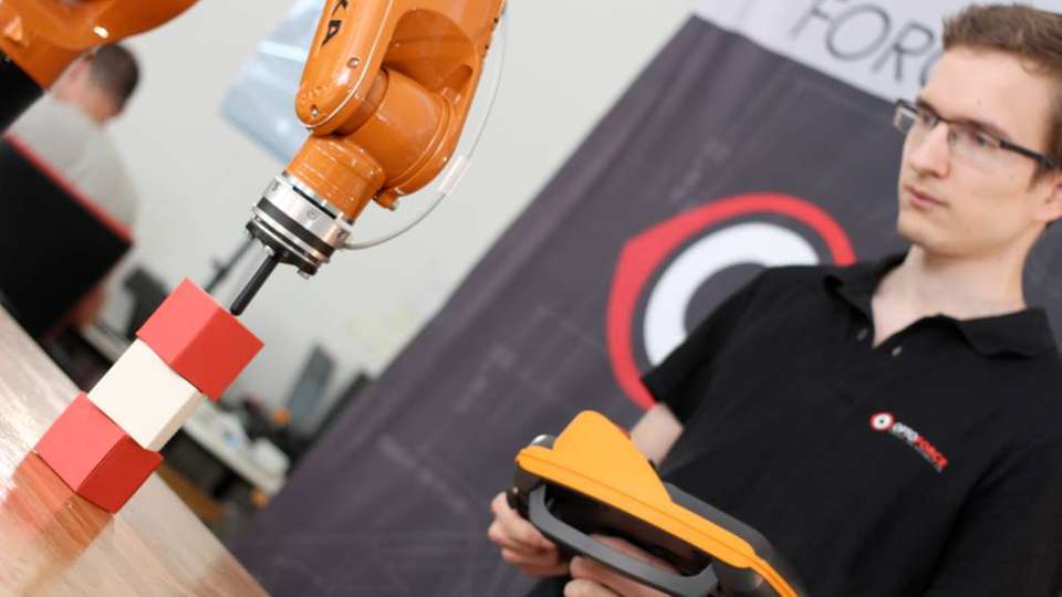 Mit speziellen Sensoren möchte das ungarische Unternehmen Optoforce den Tastsinn von Kuka-Robotern stärken.